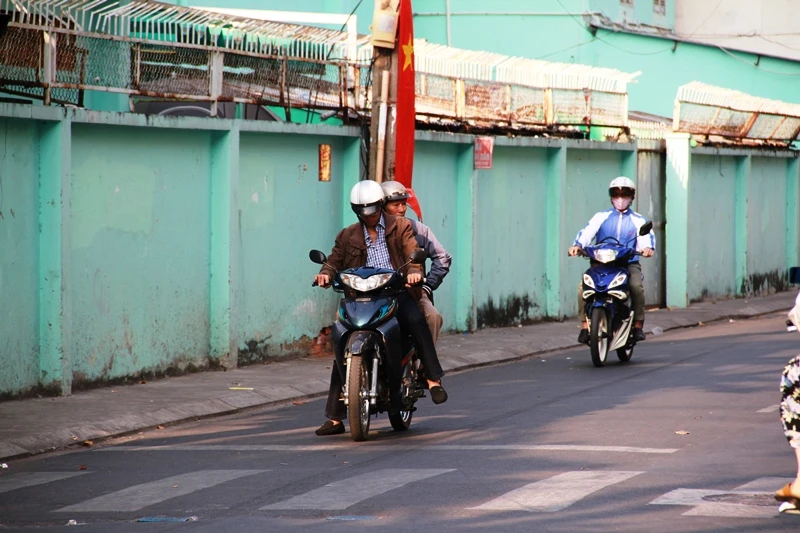 Trời se lạnh, người người súng sính áo khăn ra đường ngày mùng 1 Tết ảnh 14